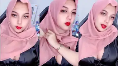 Mendesah Ngilu Pamer Belahan Toket Mantap poster